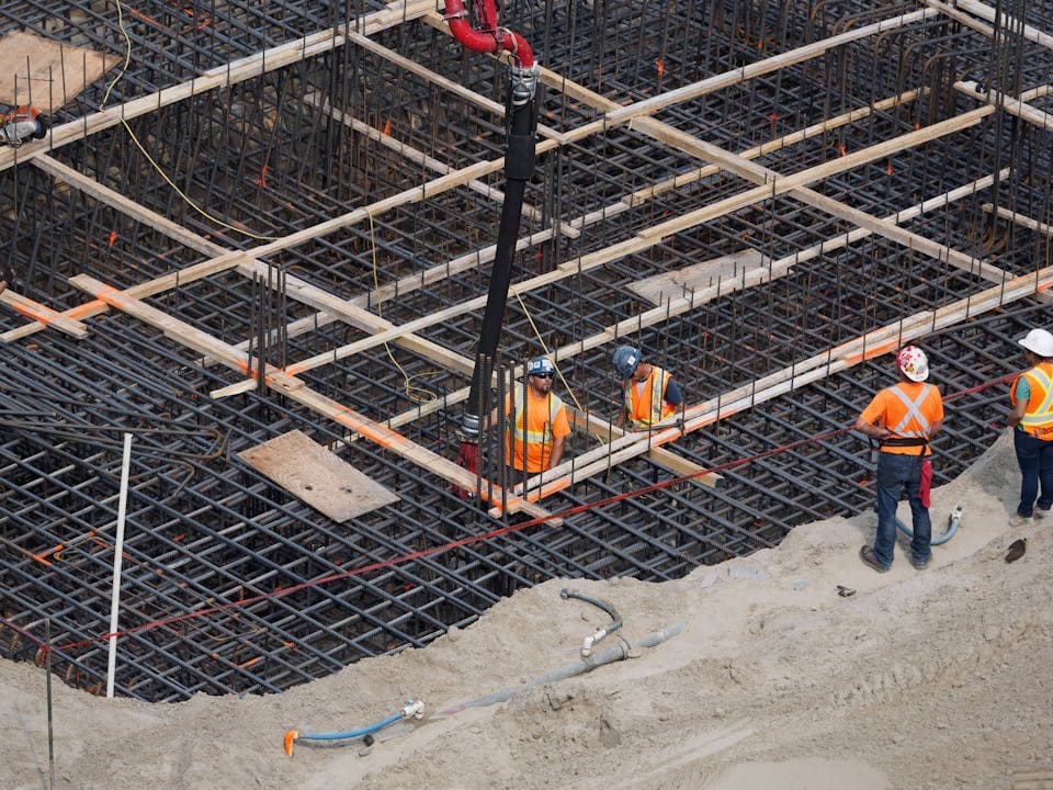 Equipo de construcción registrando horas en una obra