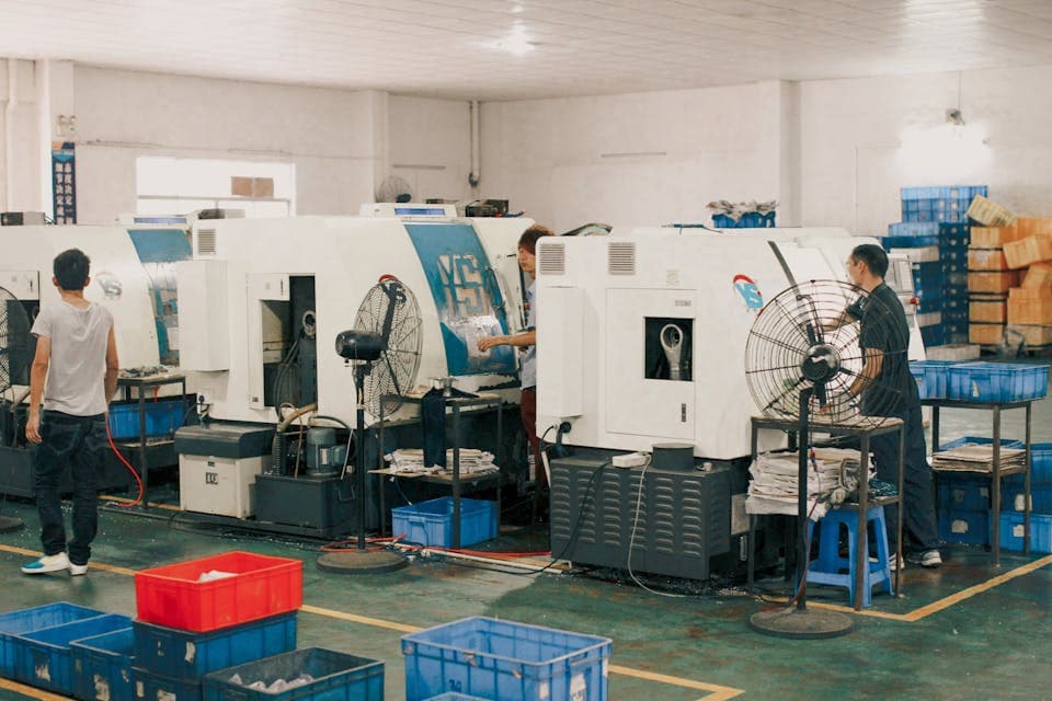 Equipo de producción registrando horas por turno